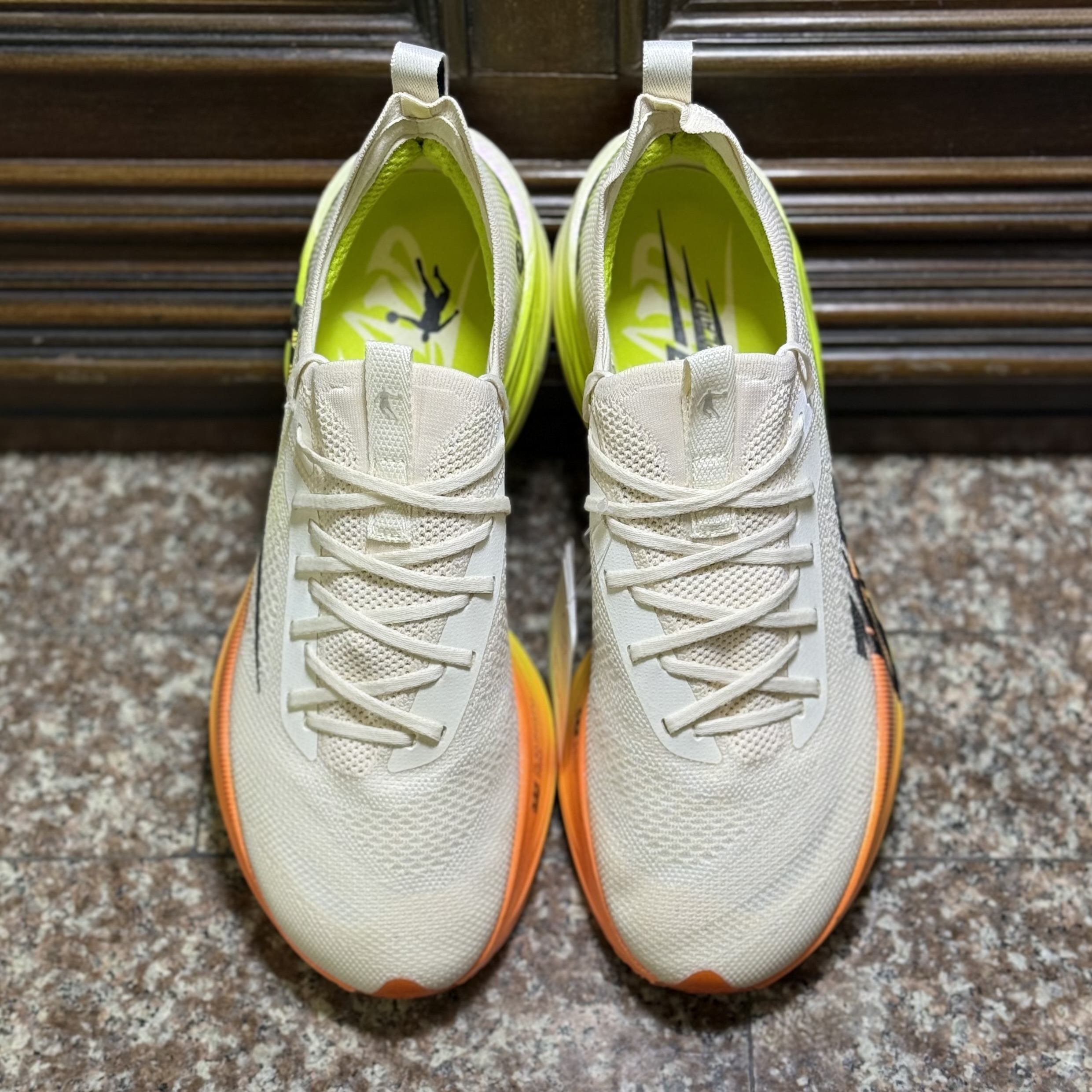 รองเท้าวิ่ง Qiaodan Feiying Plaid 1.5 ‘Shiny Yellow’ (M11US)