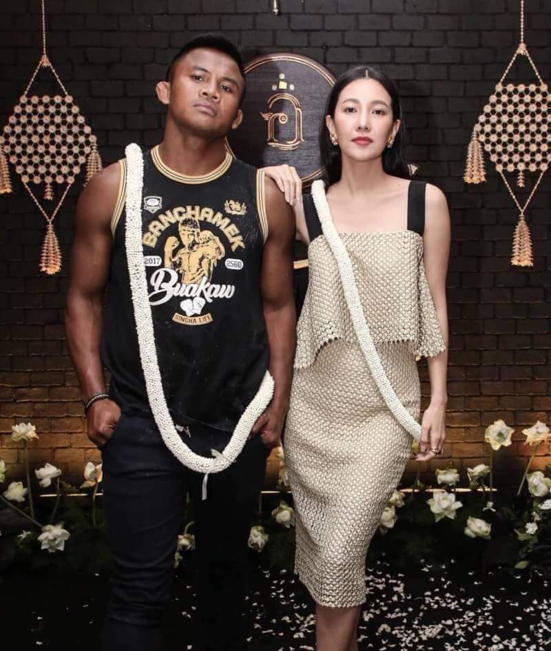 Set เสื้อสายเดี่ยวสายสีดำผูกไหล่