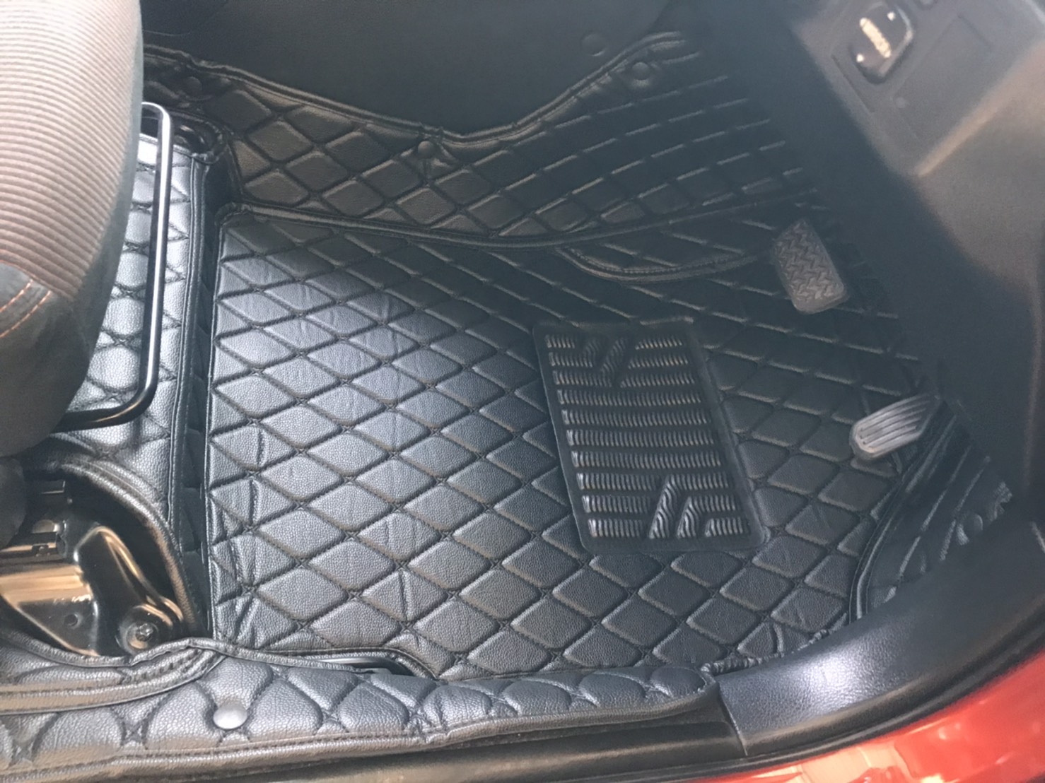 พรมปูพื้นรถยนต์6D TOYOTA YARIS 2013-16 สีดำ รวมแผ่นท้าย+ปิดเบาะ เต็มคัน (6ชิ้น)