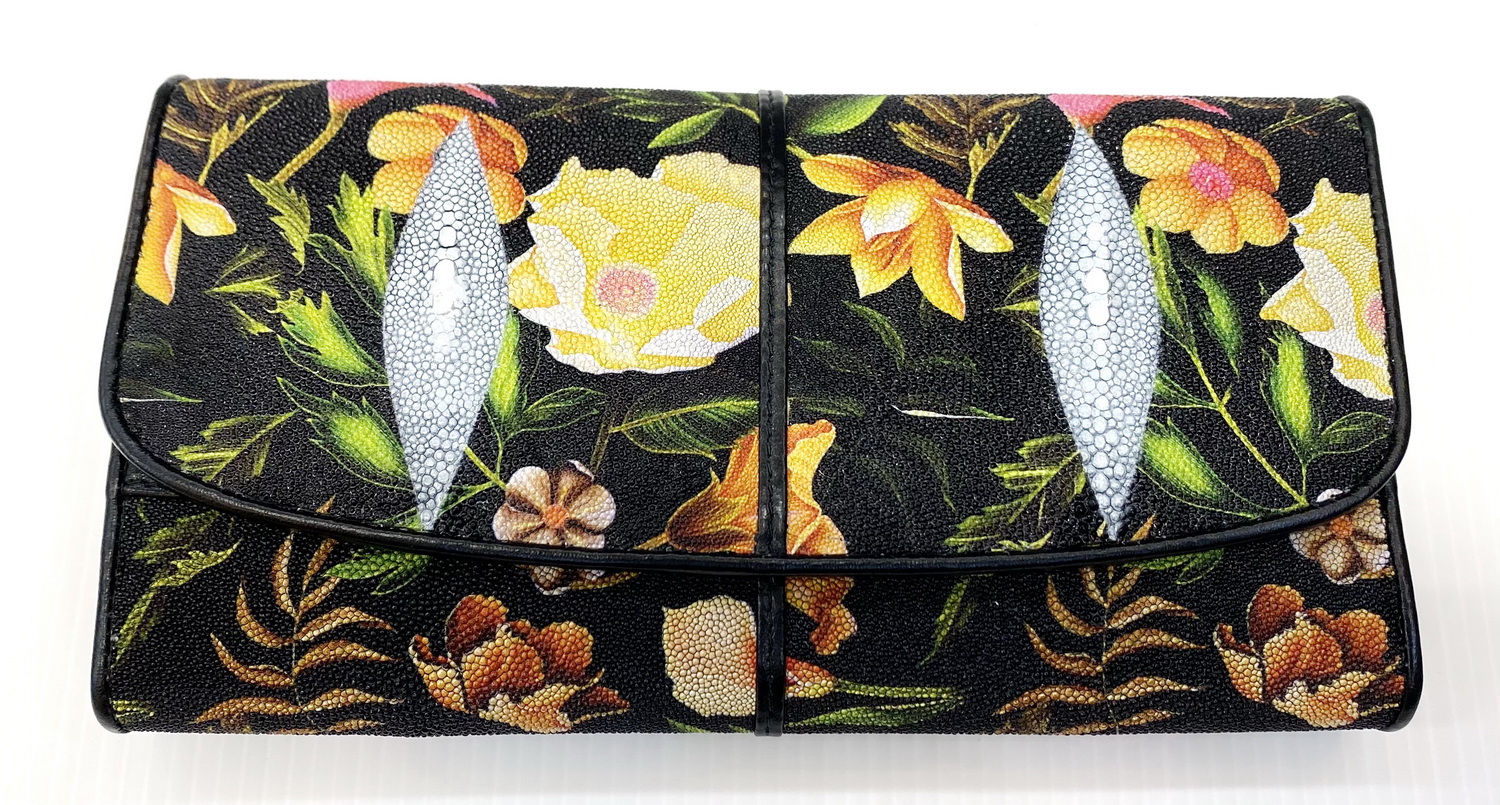 กระเป๋าสตางค์หนังปลากระเบนแท้ 3พับยาว พิมลาย ดอกไม้