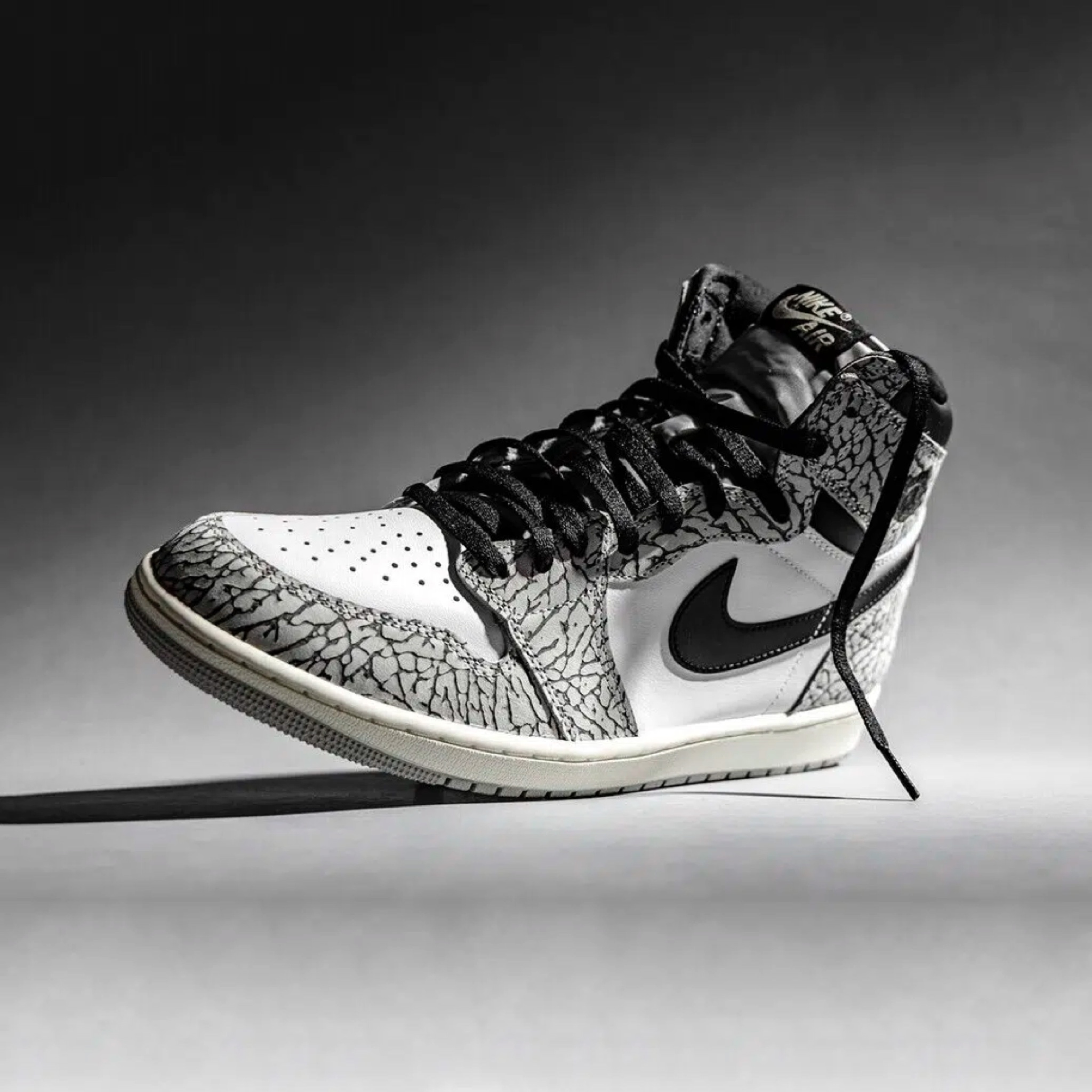 รองเท้า Nike Air Jordan 1 ‘White/Cement’ (M9US)