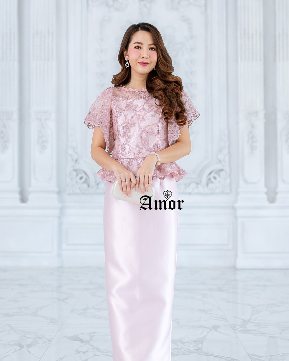 ชุดไทยประยุกต์ ตัวเสื้อใช้เนื้อลูกไม้ใยบวบ ลายสวย ปักกริ้ตเตอร์ทั้งตัวเสื้อ👚เสื้อซิปหลัง ใส่แล้วเป็นทรง ซับด้านในเนื้อเดียวกับตัวกระโปรง 👗กระโปรงซิปหลัง ผ้าไหมเทียมใส่แล้วเป็นทรงค่ะ