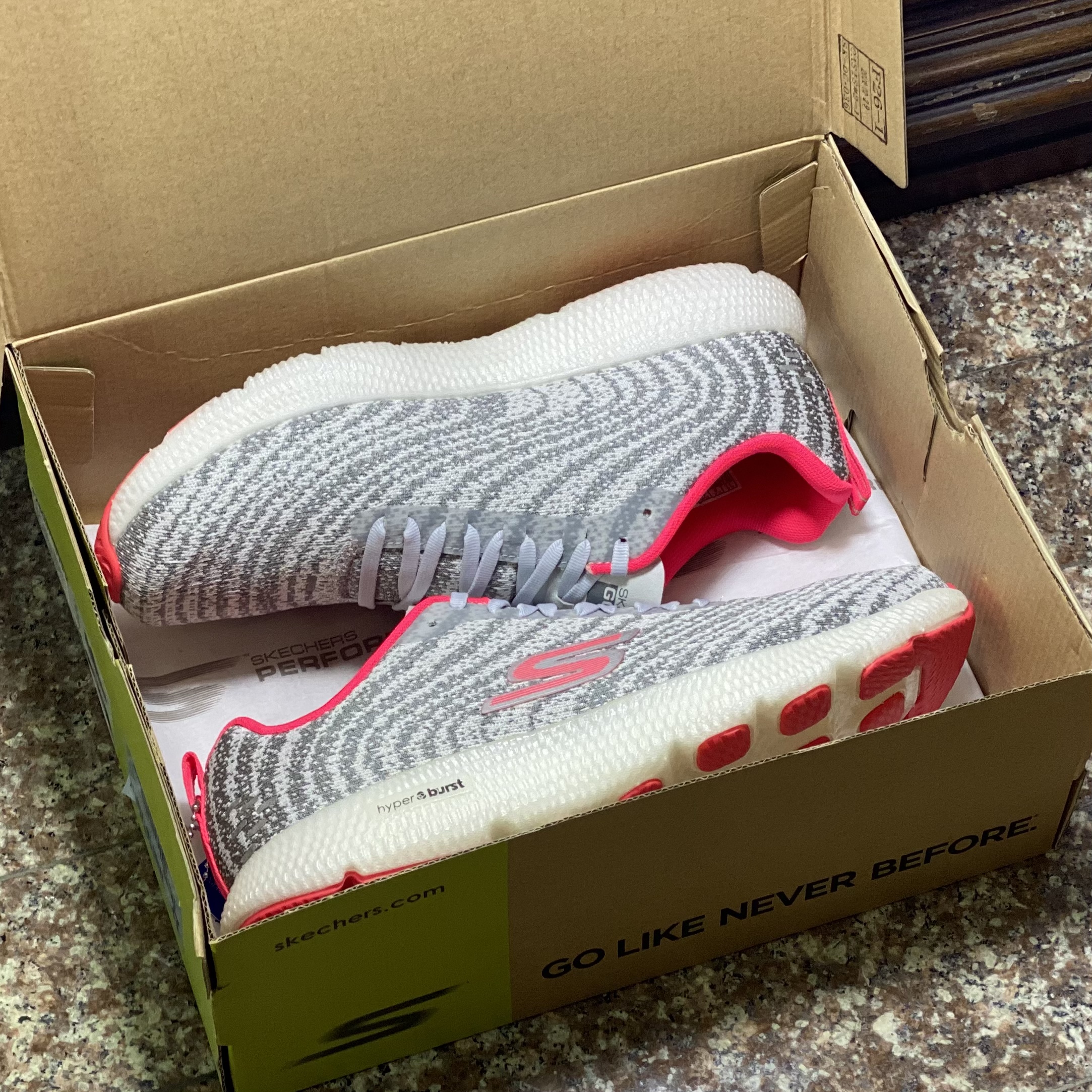 รองเท้าวิ่ง Skechers GOrun 7+ ‘HyperBurst’ (W11US)