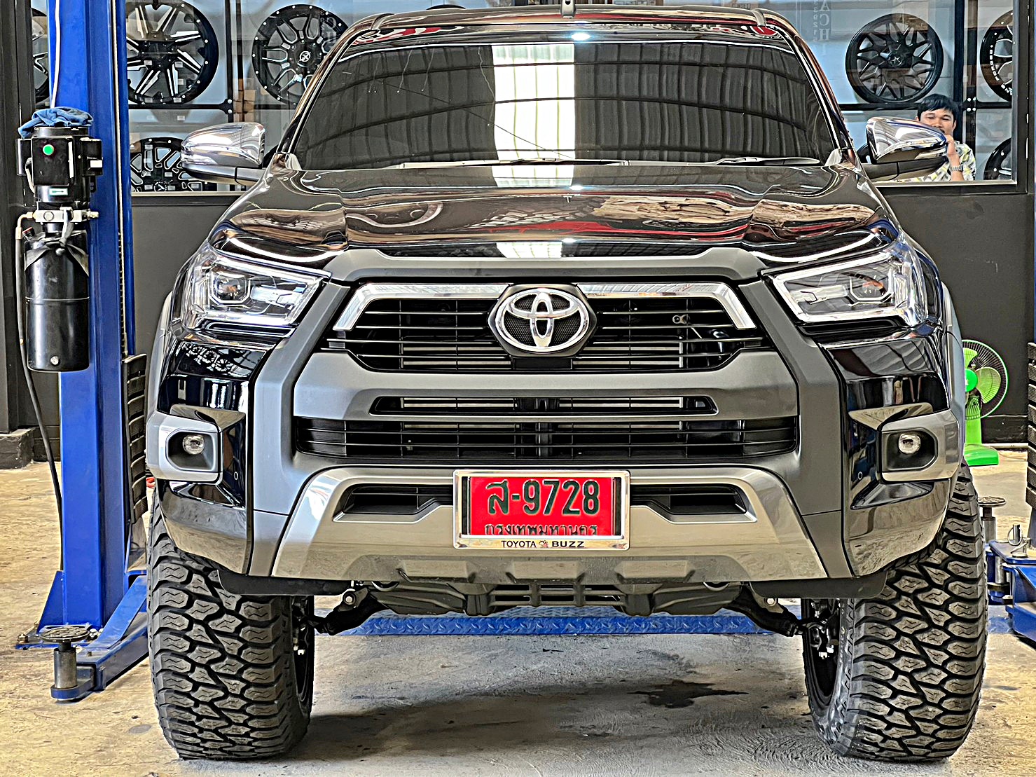 TOYOTA REVO แต่งทรงเมกาที่ STEP9