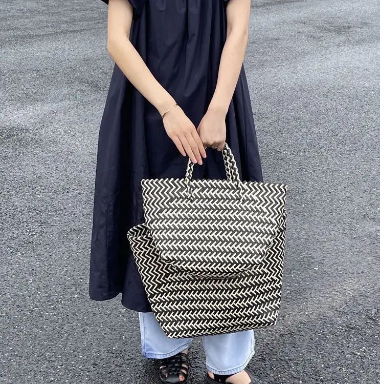 กระเป๋าสานพลาสติก ตะกร้าสานพลาสติก เกาหลี มินิมอล จุของได้เยอะ ใส่เอกสาร กันน้ำ💘