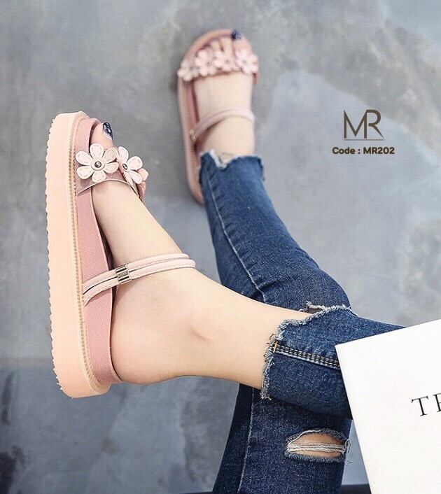 รองเท้าคาดลายดอกไม้