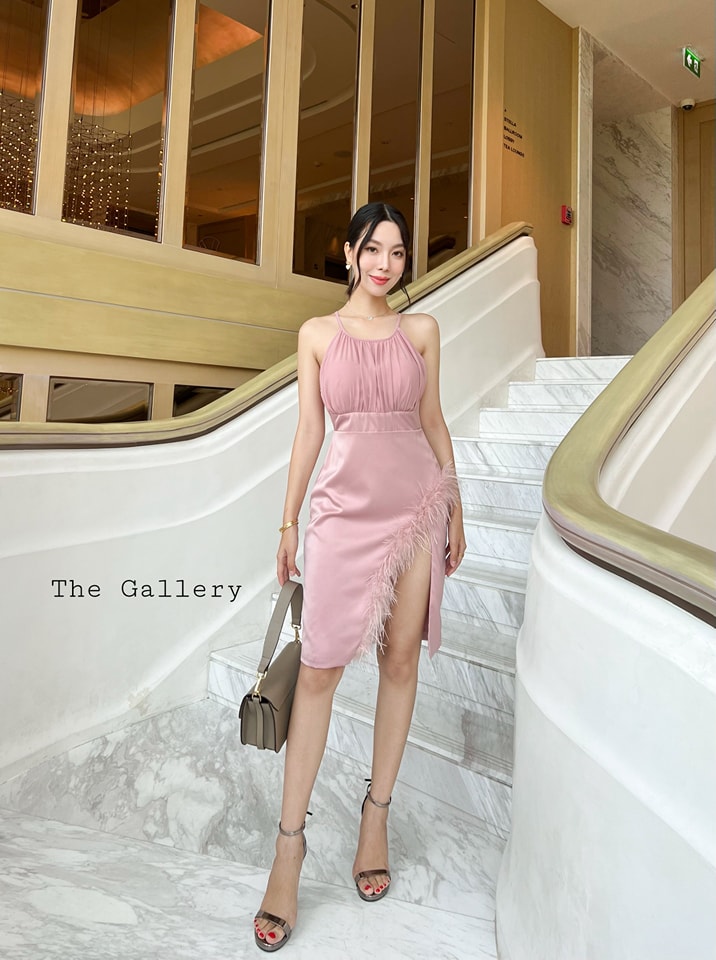 เดรสตัดต่อขนนก สวยชิคอินเทรนด์สุดๆ สาวๆที่ชื่นชอบความเซ็กซี่หรูหราขอบอกเลยว่าห้ามพลาด ต้องตำด่วนจ้า