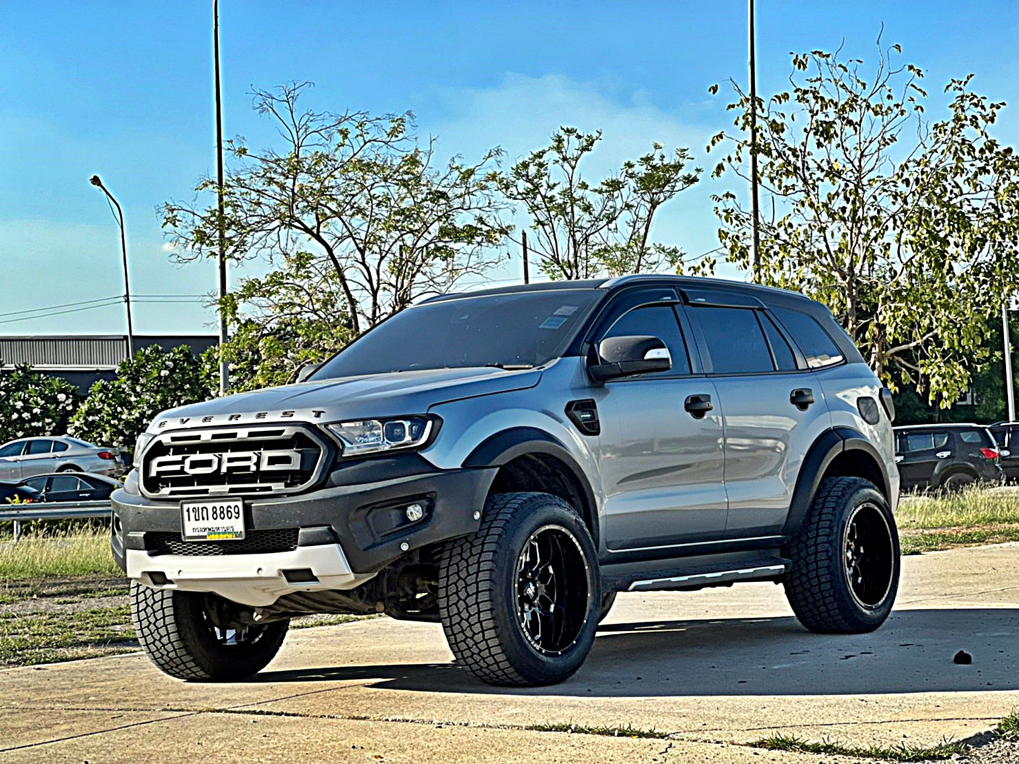FORD EVEREST ทรงเมกา ล้อ FORCE ที่ STEP9