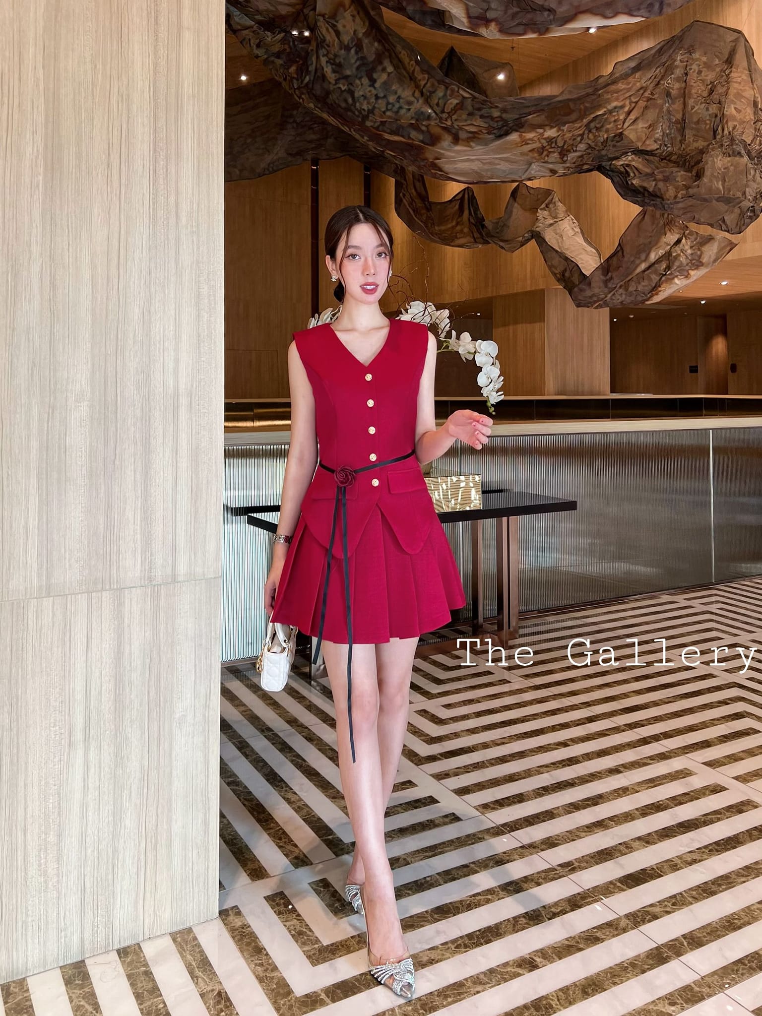 ชุดset3ชิ้น พร้อมเข็มขัดดอกไม้ใส่ได้2แบบเลย เสื้อและกระโปรงจะมีซับด้านในเป็นกางเกงค่ะ เนื้อผ้าดีมากๆ ราคาสุดคุ้มมากเวอรรรร์ จะทำงาน/ใส่ไปออกงาน