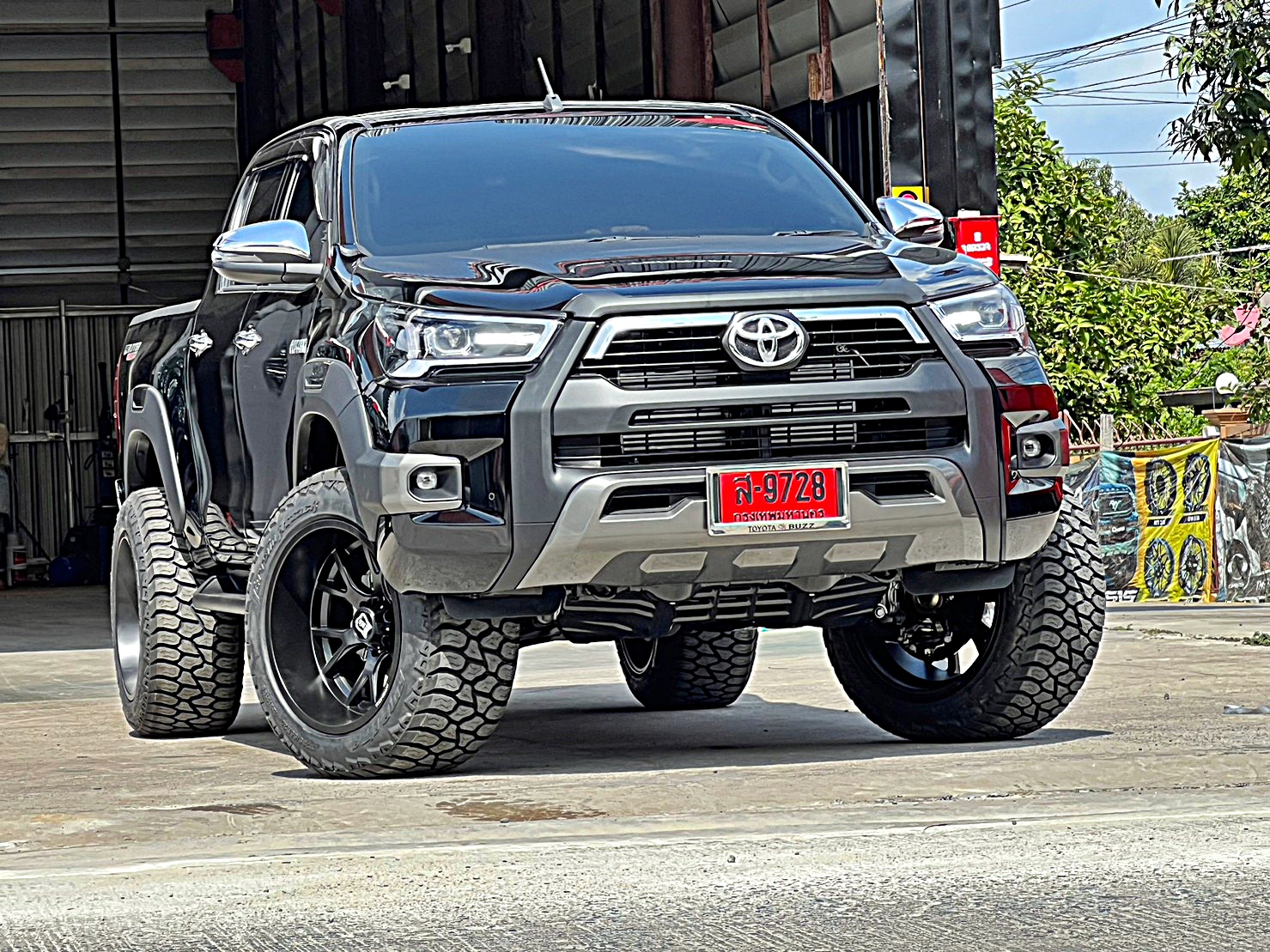 TOYOTA REVO แต่งทรงเมกาที่ STEP9