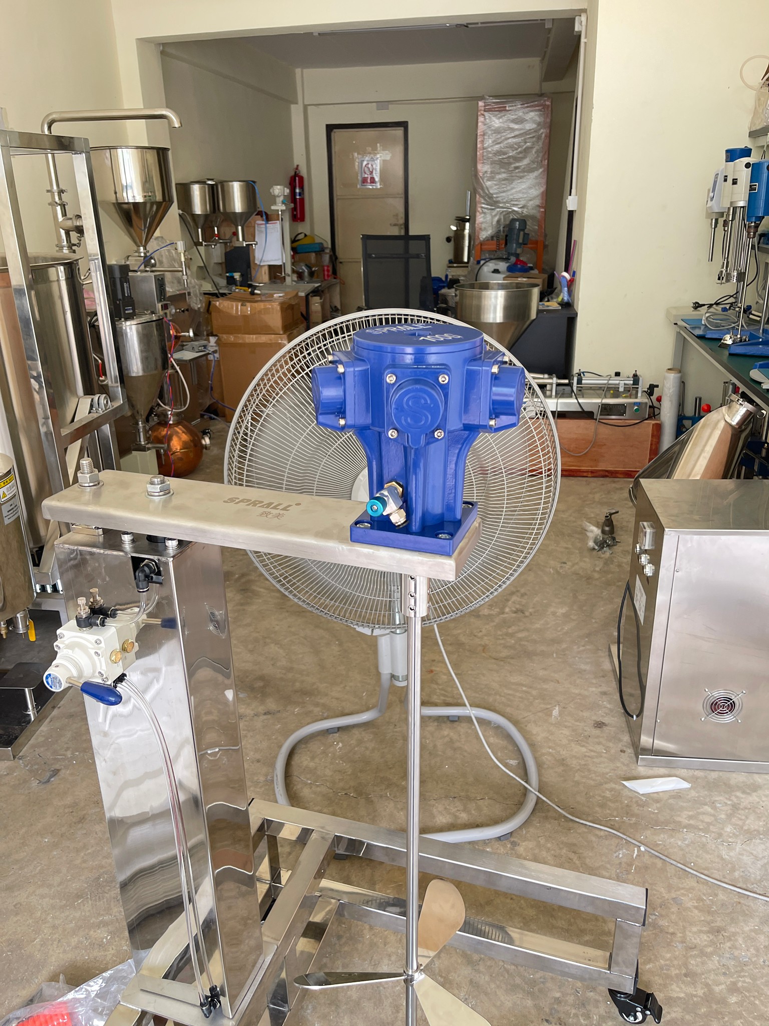 18552 เครื่องผสมกวนแบบใช้ปั้มลม SP-100G-H900 แบบรถเข็น