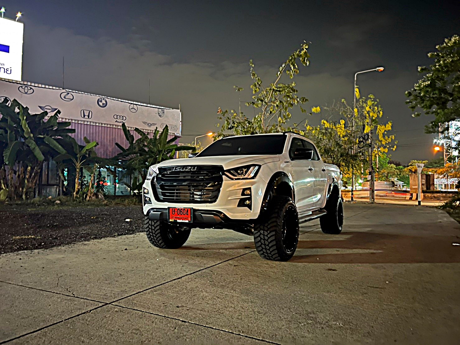 D-MAX ทรงเมกา คันนี้จาก นครปฐม