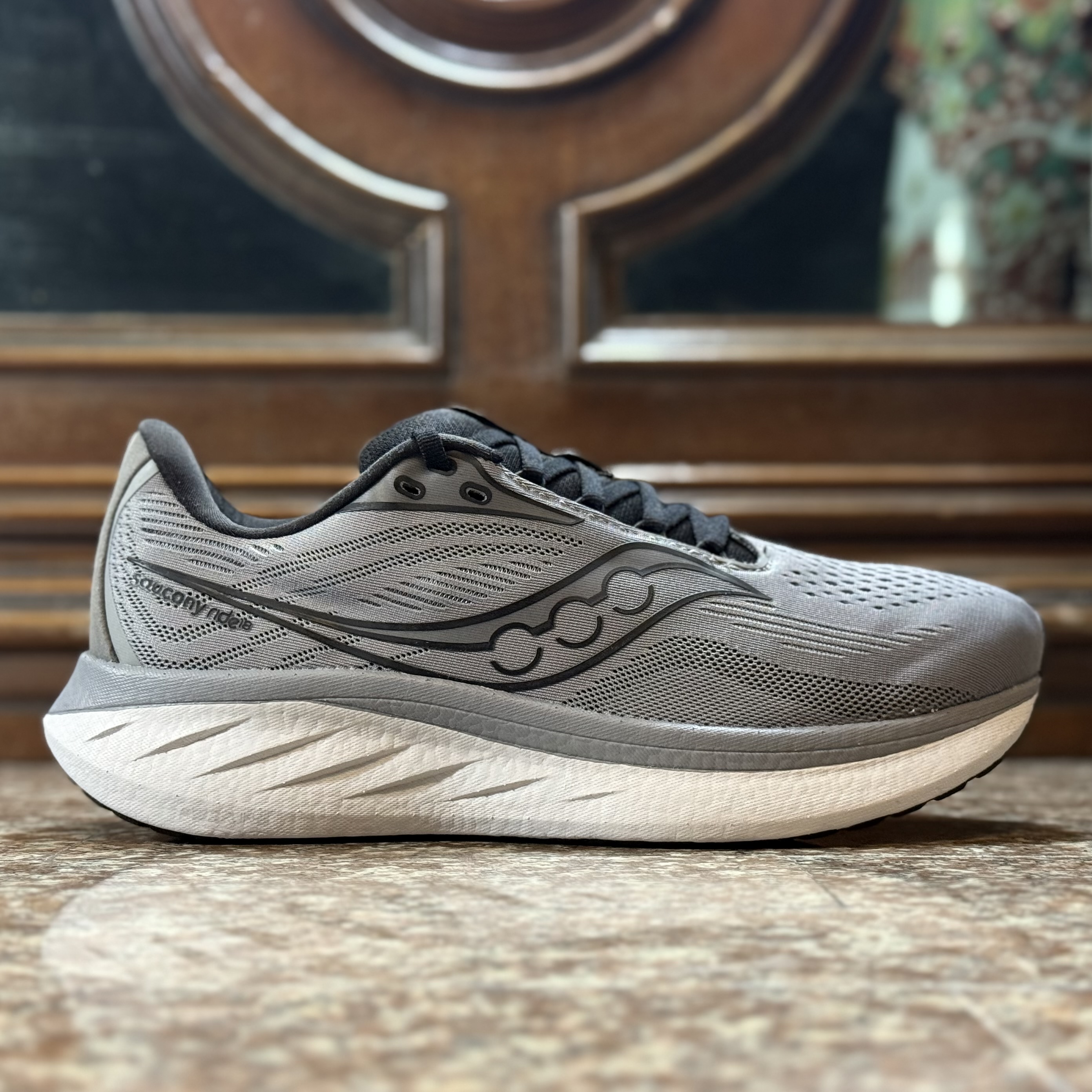 รองเท้าวิ่ง Saucony Ride 18 ‘GREY’ #มือ2 (M9US)