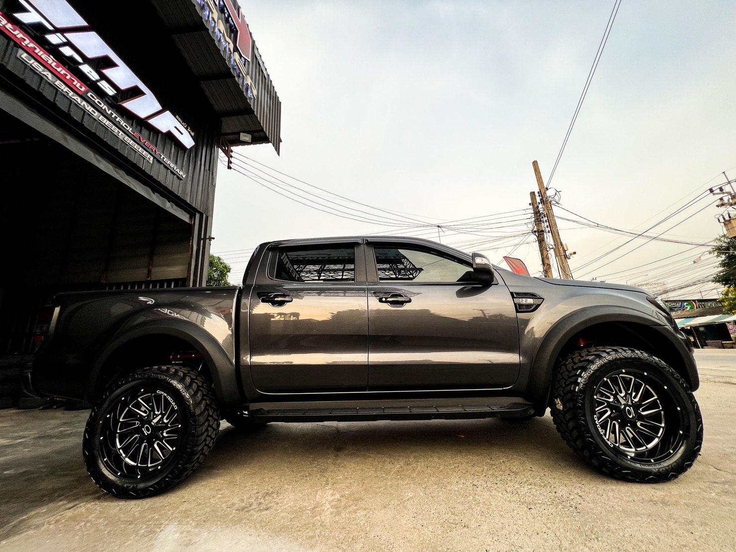 FORD RANGER ทรงเมกา แต่งครบ จบที่STEP9