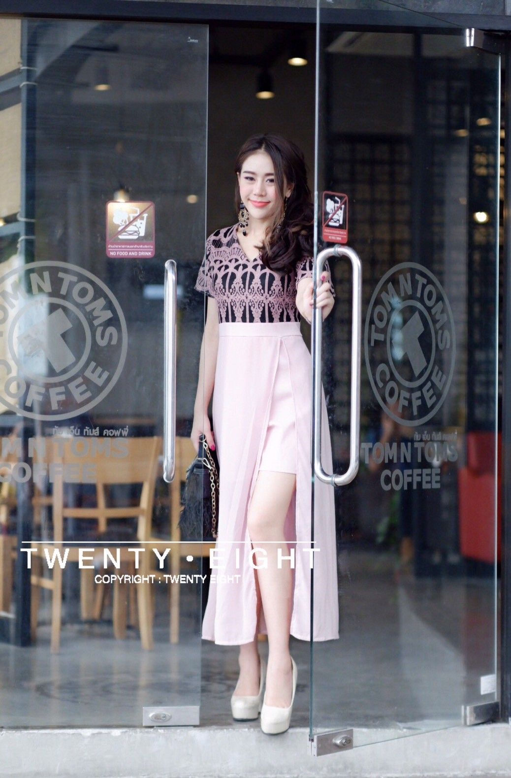 จั๊มขาสั้นแต่งกระโปรงผ่าข้าง