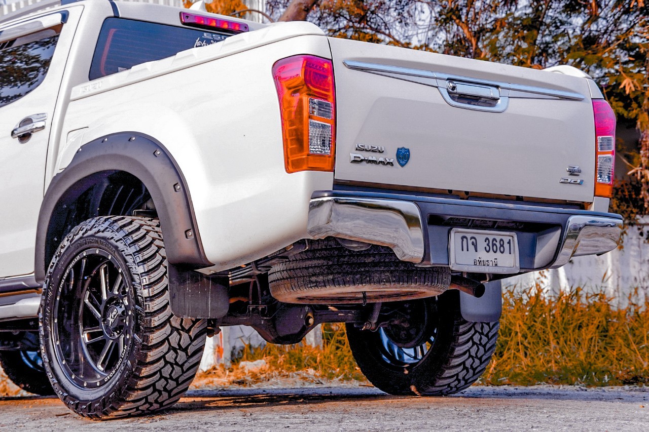 ISUZU D-MAX แต่งเมกา โคตรหล่อที่ STEP9