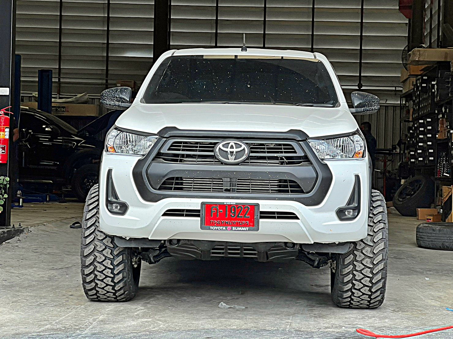 TOYOTA REVO แต่งทรงเมกาที่ STEP9