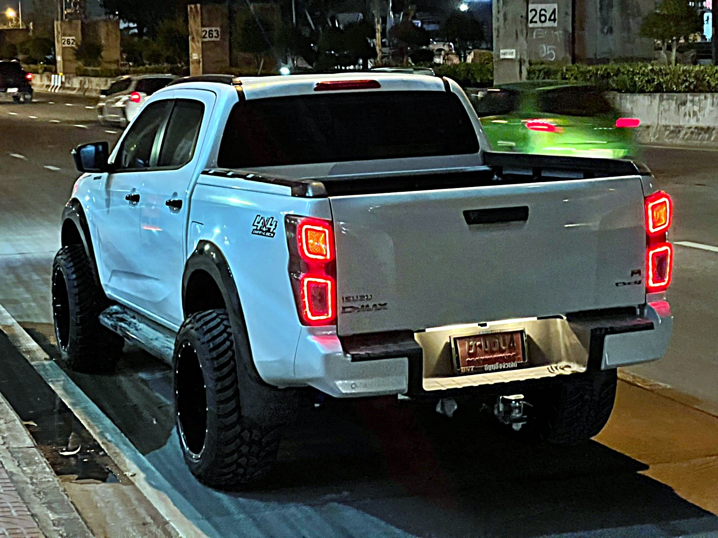 D-MAX ทรงเมกา คันนี้จาก นครปฐม