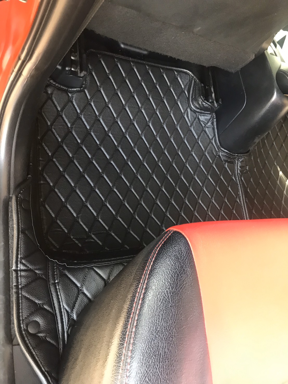 พรมปูพื้นรถยนต์6D TOYOTA YARIS 2013-16 สีดำ รวมแผ่นท้าย+ปิดเบาะ เต็มคัน (6ชิ้น)