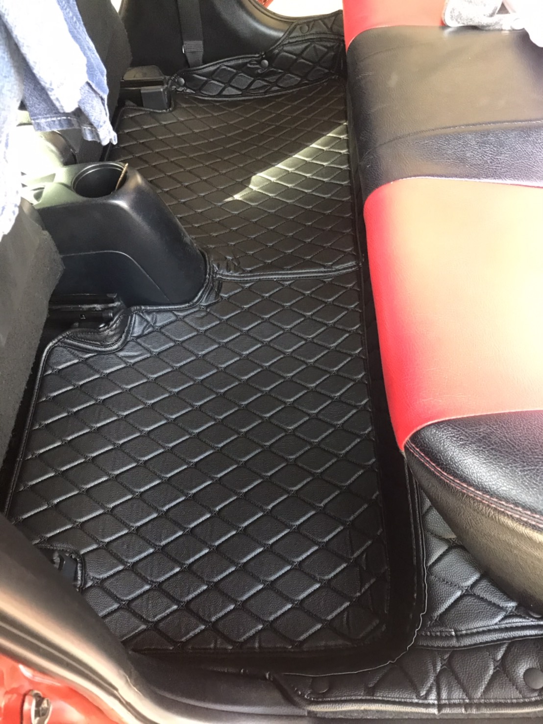 พรมปูพื้นรถยนต์6D TOYOTA YARIS 2013-16 สีดำ รวมแผ่นท้าย+ปิดเบาะ เต็มคัน (6ชิ้น)