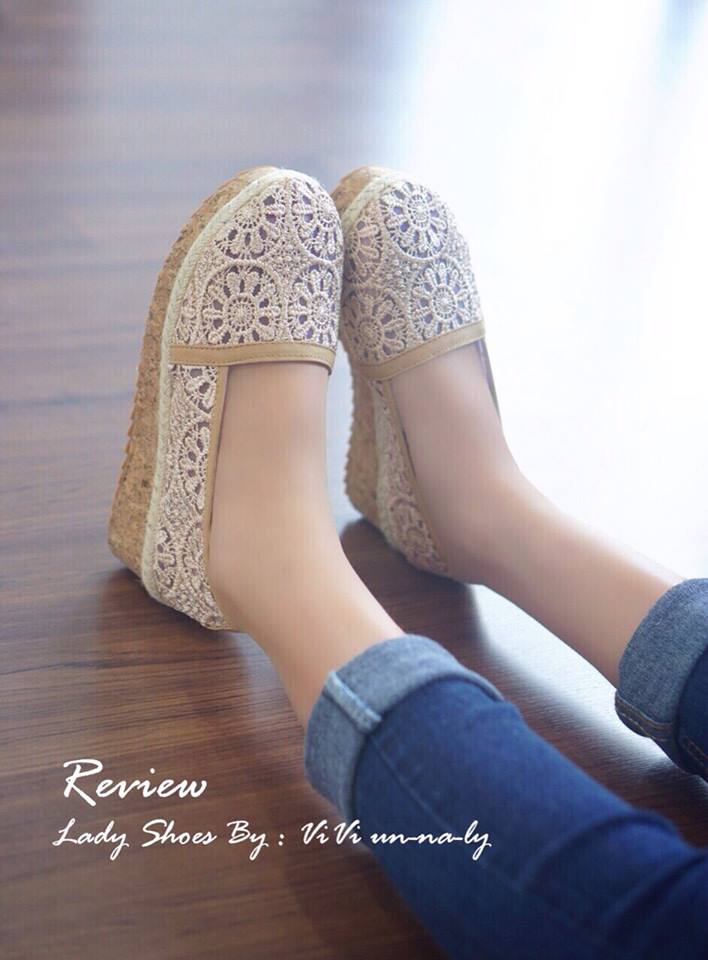 รองเท้าส้นขนมปังวัสดุผ้าลูกไม้