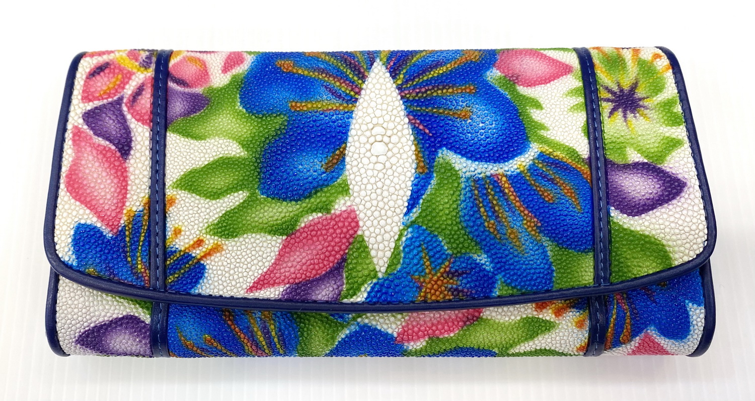 กระเป๋าสตางค์หนังปลากระเบนแท้ 3พับยาว พิมลาย ดอกไม้