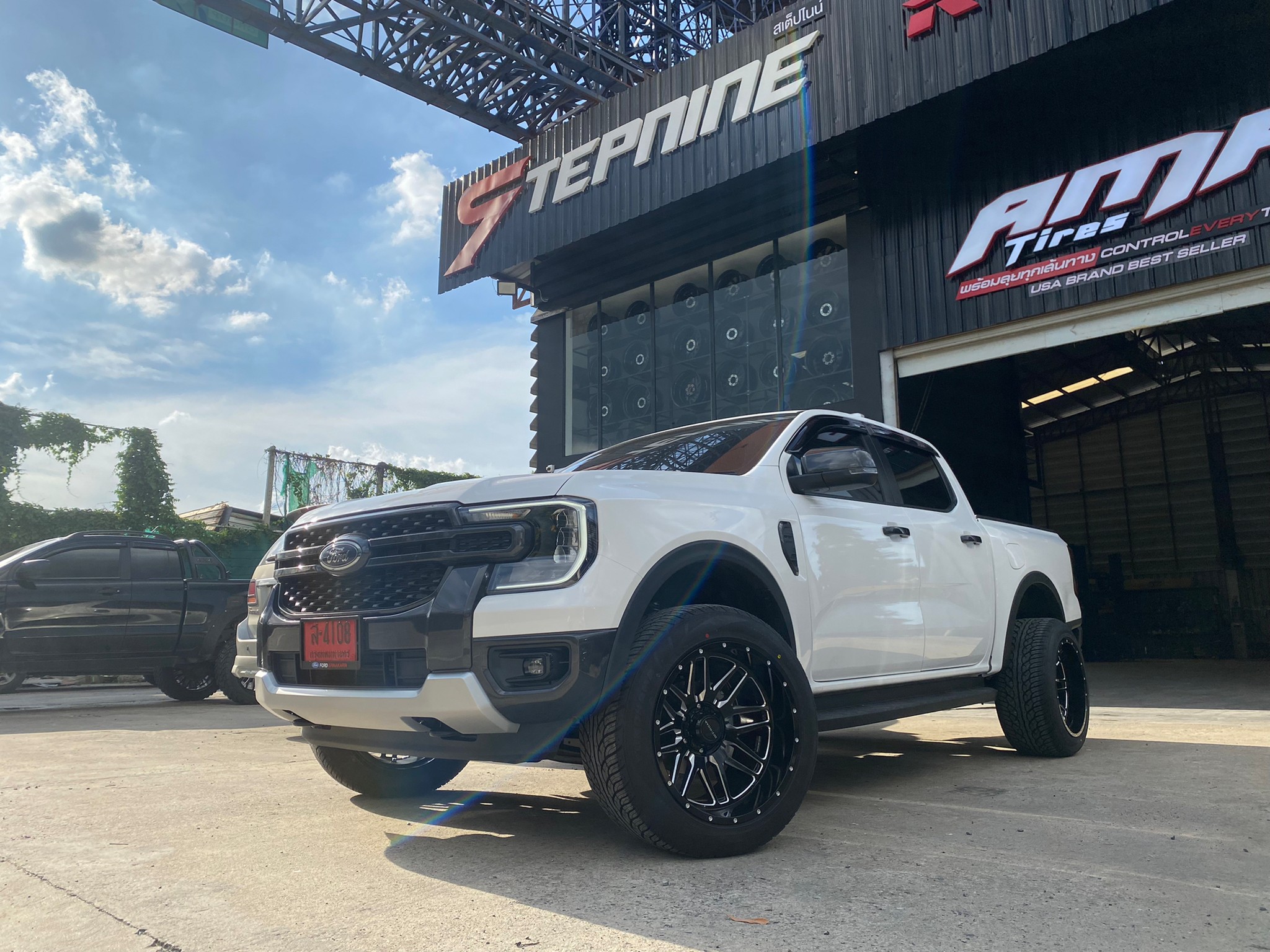 ชุดเเต่งสุดเเจ่มของ FORD NEXT GEN (MT231 20x12 -44 YOKOHAMA PARADA 285/50-20)