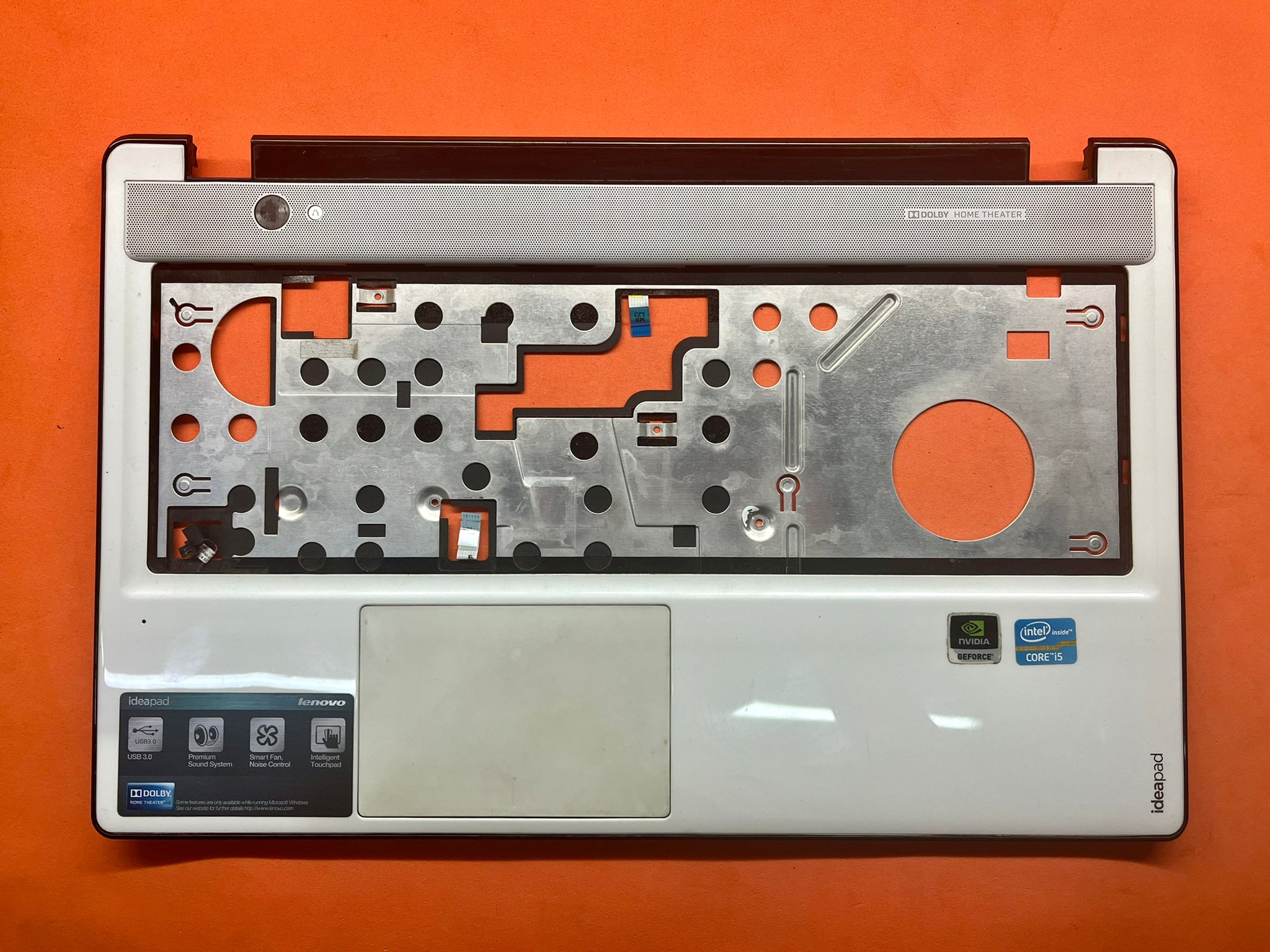 MT06829 บอดี้บนโน้ตบุ๊ค Lenovo IdeaPad Z580 Palmrest Touchpad Housing Cover White 90200639 (มือสอง) 2