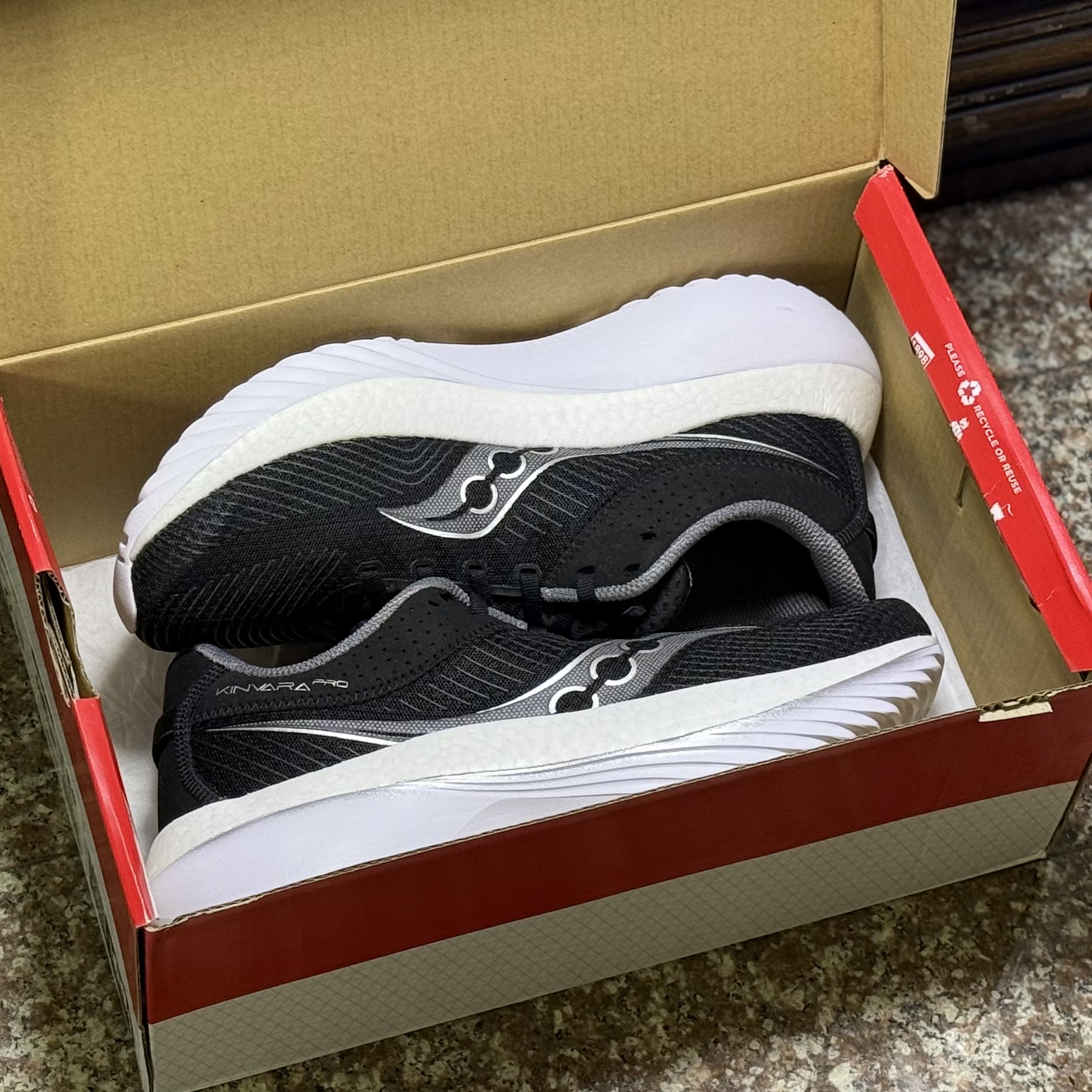 รองเท้าวิ่ง Saucony Kinvara PRO ‘BLACK’ (M9.5/10.5/11US)