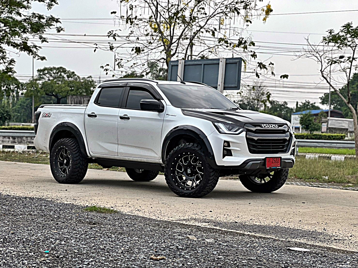 D-MAX ทรงเมกา โคตรหล่อที่ STEP9