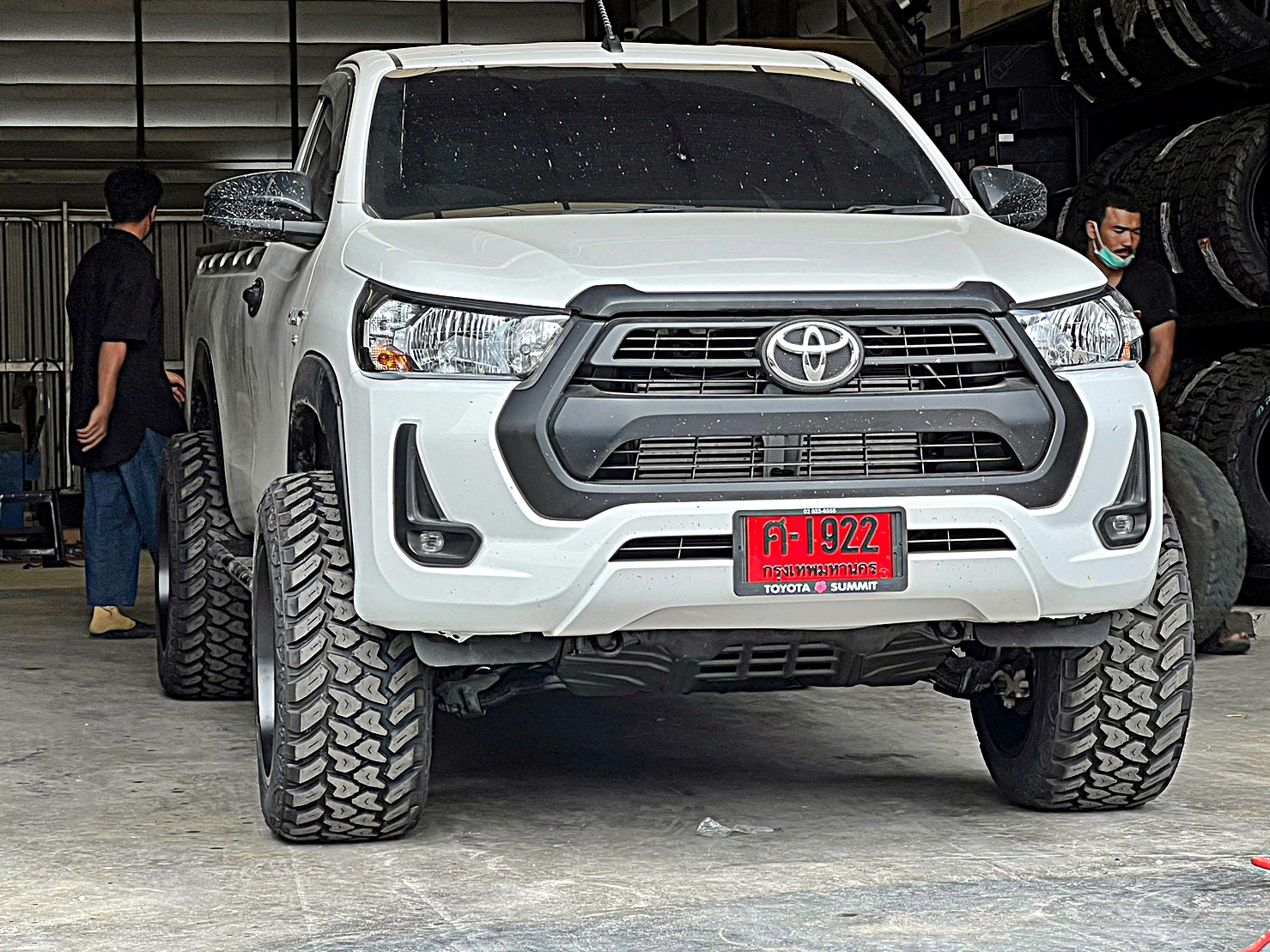TOYOTA REVO แต่งทรงเมกาที่ STEP9