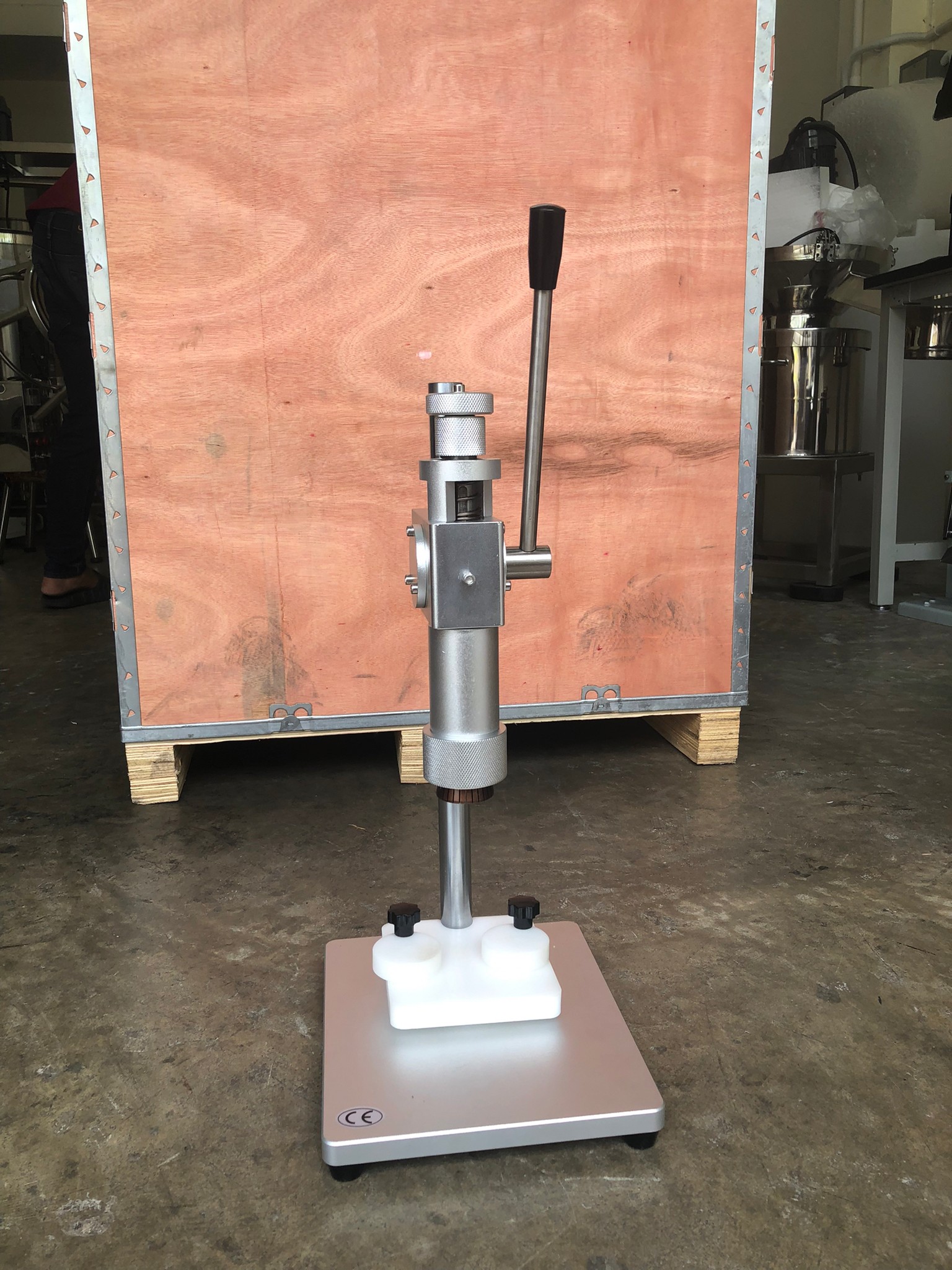 13935 เครื่องปิดขวดน้ำหอมสเปรย์ เครื่องปิดฝา แบบ มือโยก หนีบคอขวดน้ำหอม หนีบขวดยาฉีด