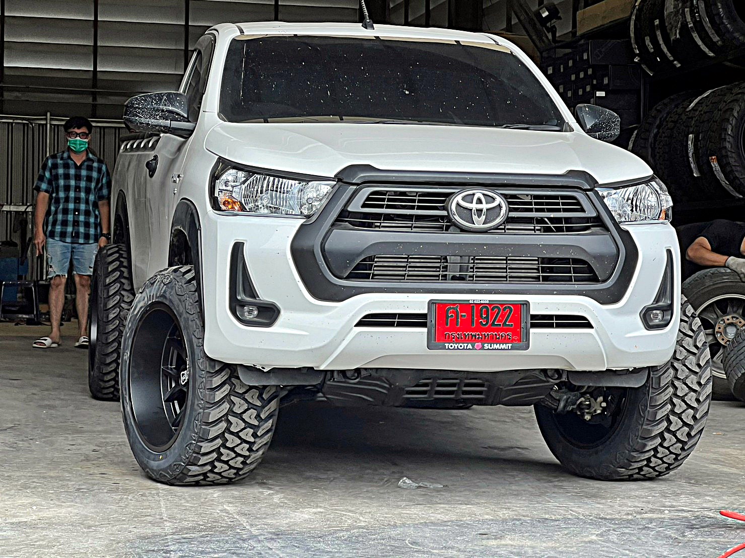 TOYOTA REVO แต่งทรงเมกาที่ STEP9