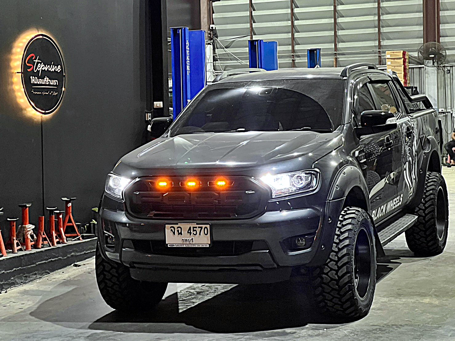 FORD RANGER แต่งทรงเมกาที่ STEP9