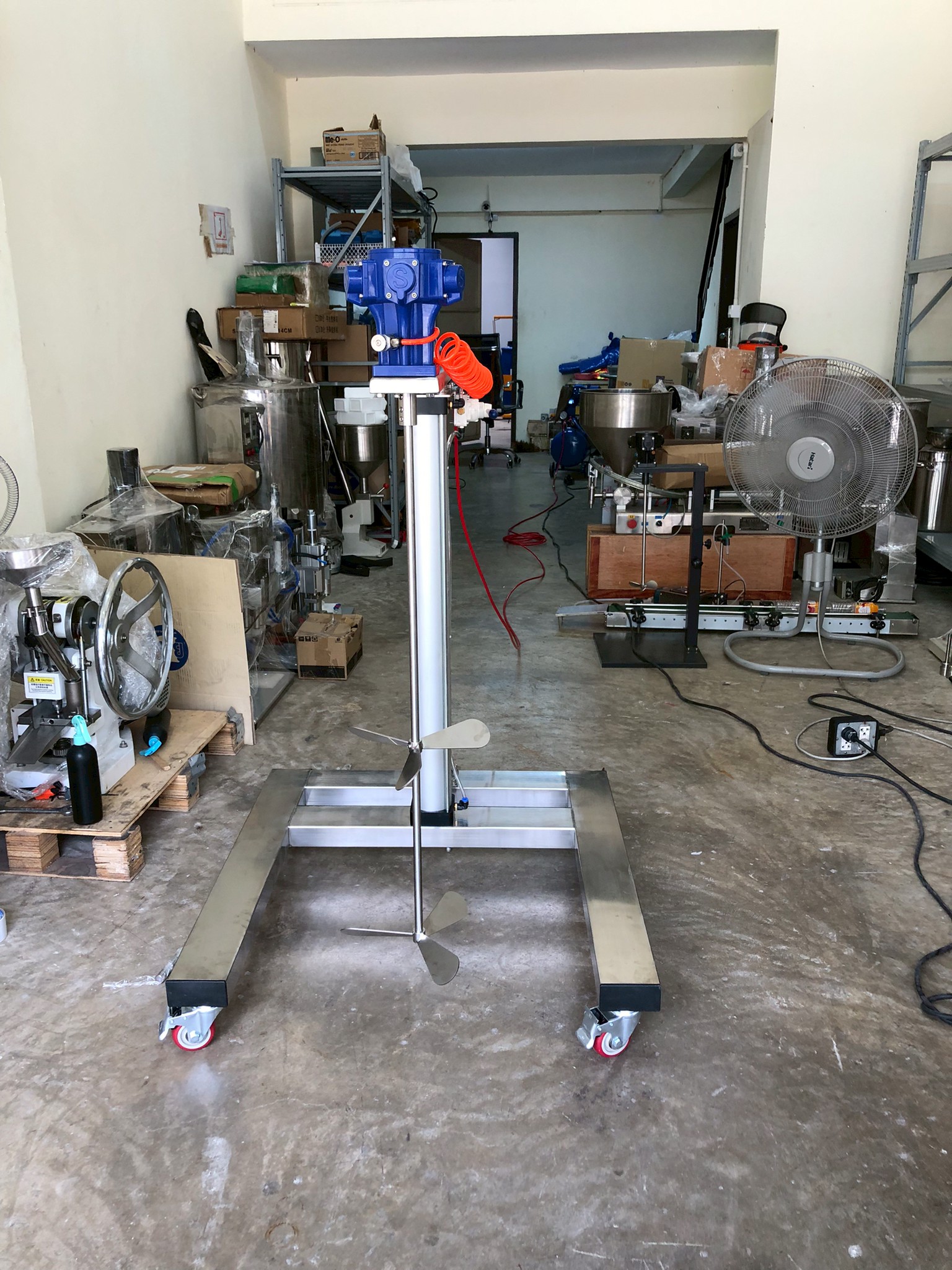 18552 เครื่องผสมกวนแบบใช้ปั้มลม SP-100G-H900 แบบรถเข็น