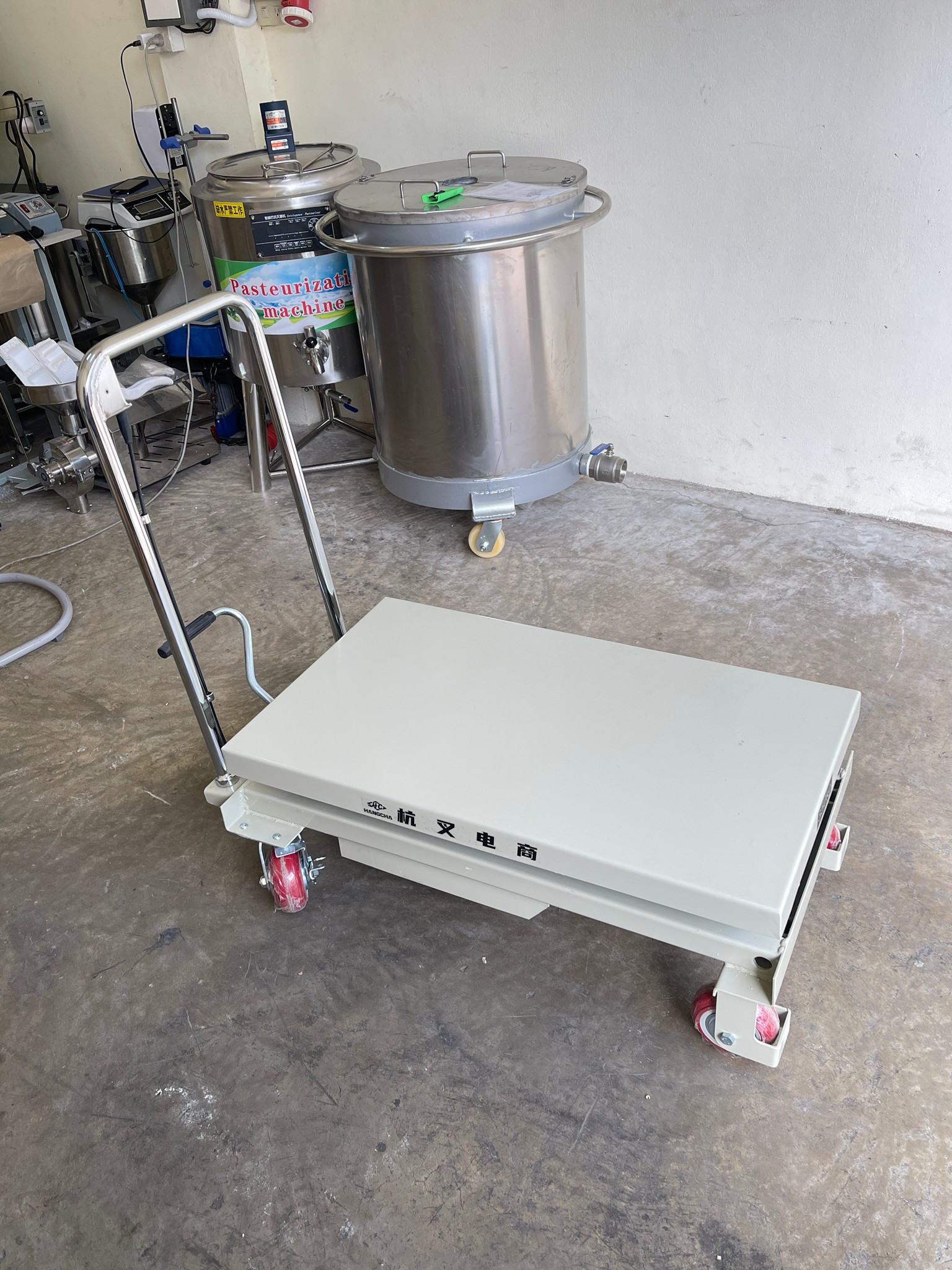 รถเข็นยก Hcat" ที่จะช่วยยกระดับการทำงานของคุณให้ง่ายและรวดเร็วยิ่งขึ้น! 🛠️ รถเข็น ไฮดรอลิค