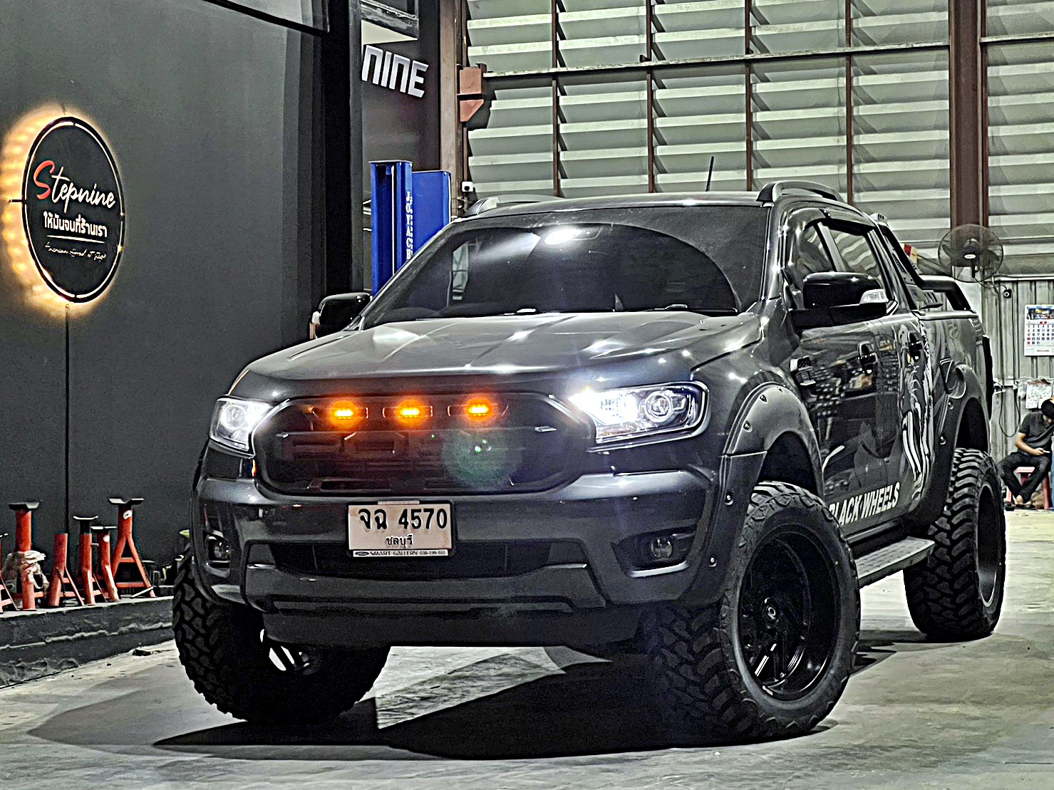 FORD RANGER แต่งทรงเมกาที่ STEP9