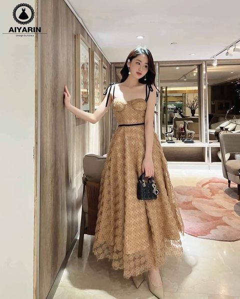 เดรสยาวสายเดี่ยวผูกโบว์ไหล่ สามารถผูกได้ตามขนาดค่ะ อกมีฟองน้ำจัดทรงให้ค่ะ เอวเข้ารูปแต่งขอบสีดำ ชายกระโปรงบานทิ้งตัวสวยมากค่ะ