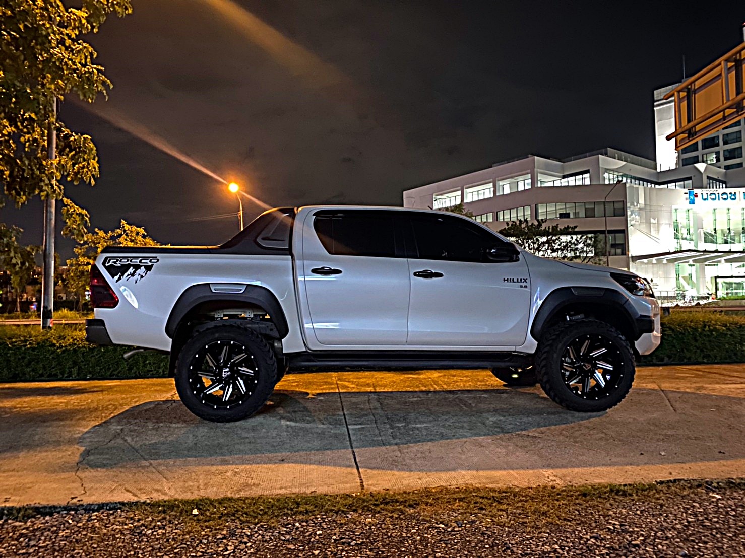 TOYOTA REVO ทรงเมกา