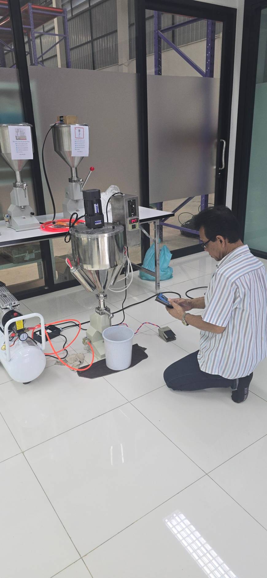 เครื่องบรรจุครีม พร้อมปั่น+ทำความร้อน รุ่น JR-A02 (ต้องใช้คู่กับเครื่องปั้มลม)