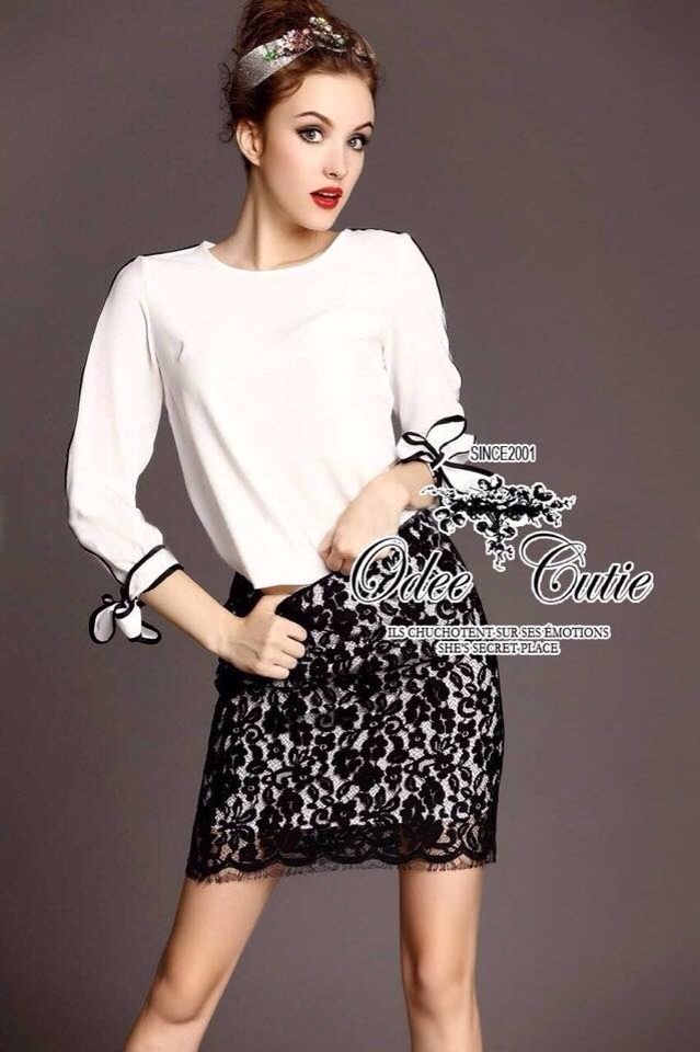 ชุดเซ็ทเสื้อกับกระโปรงลุคเรียบหรูแบรนด์เนม เป็นทางการ งานผ้าสวย เสื้อเนื้อผ้าชิฟฟ่อน ตกแต่งตัดเส้นด้วยสีดำตัดกับสีขาวของเสื้อสีขาวเรียบๆ