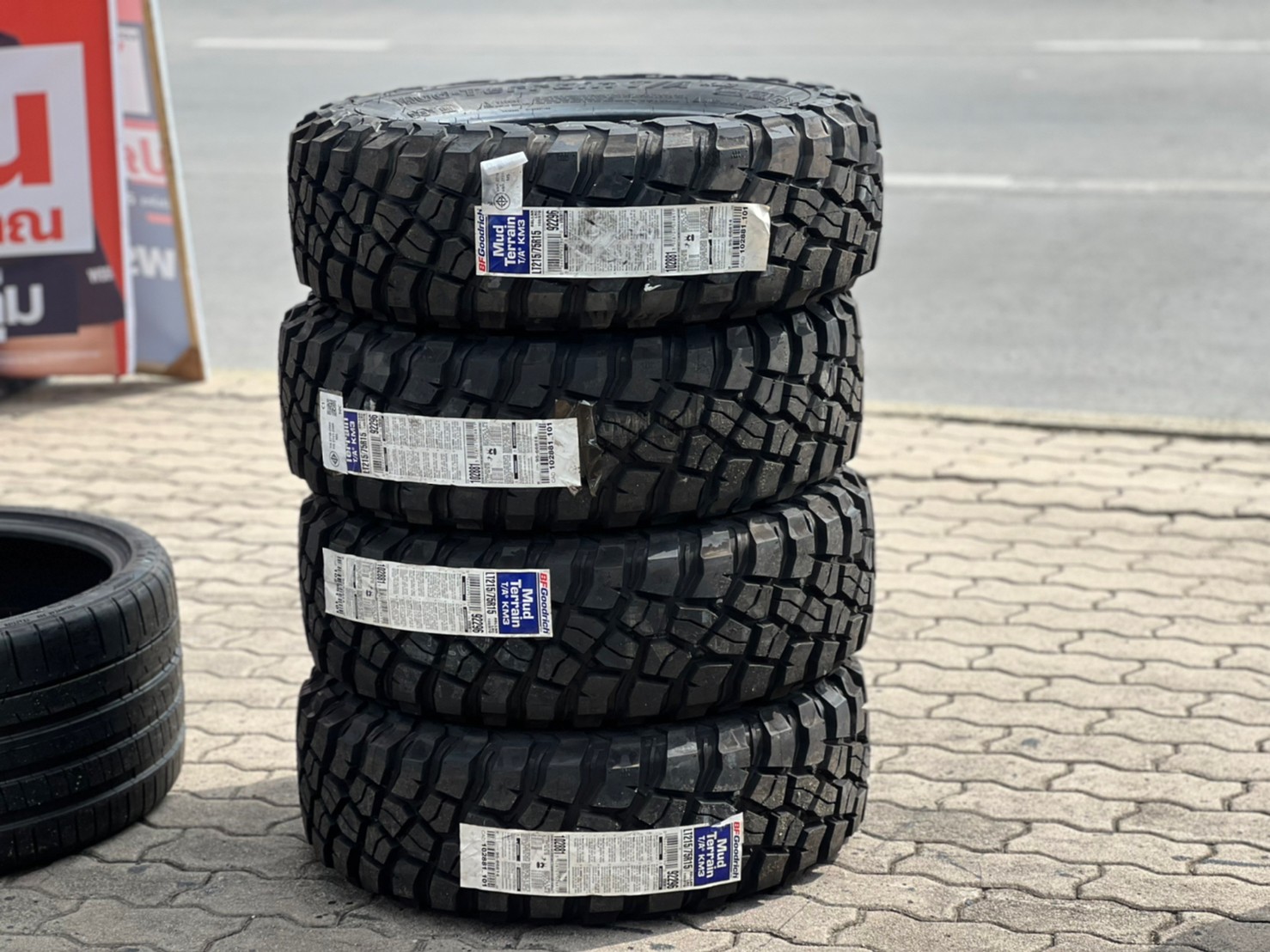 BF GOODRICH KM3 215/75-15 ราคาถูกที่ STEP9
