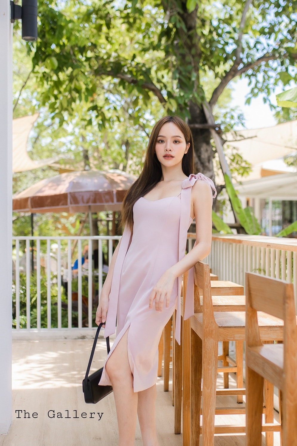 เดรสสายเดี่ยวผูกโบว์ โบว์ถอดออกได้ค่ะ เหมาะกับสวมใส่ได้หลากหลายโอกาส สาวๆที่ชื่นชอบความสวยเรียบแต่ดูดีเซ็กซี่นิดๆขอบอกเลยว่าห้ามพลาด มีฟองน้ำในตัว พร้อมแถบกันลื่น