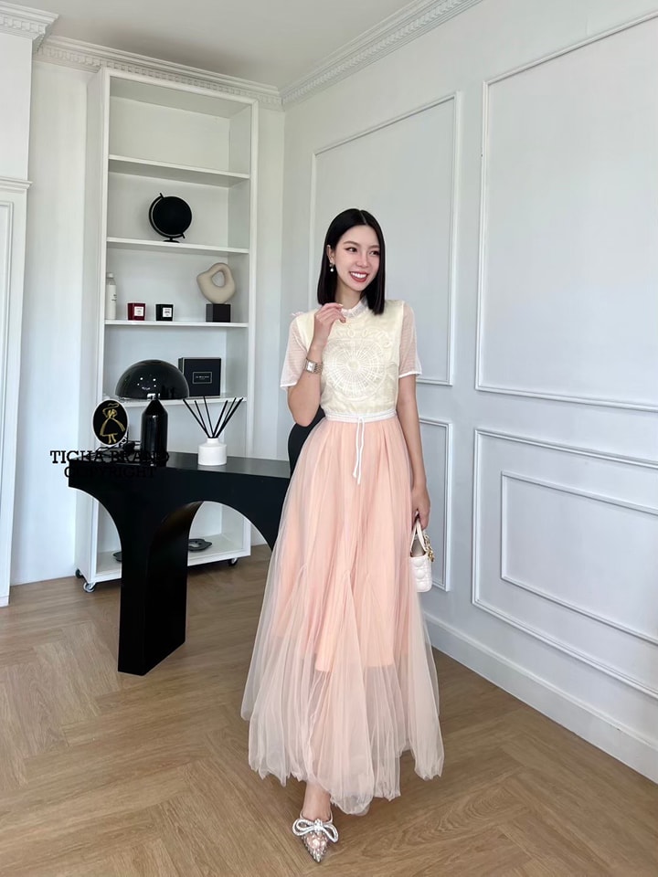เดรสทูโทนแขนสั้นทรงสวย เจ้าหญิงมากๆ หรูหราดูไฮโซผู้ดีมาก จะใส่ออกงาน ออกเดรทก็ปังสุดๆ