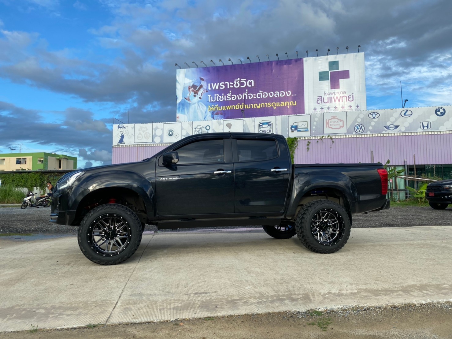 D-MAX จัดทรงเมกา ที่ STEP9 หล่อทุกลำ