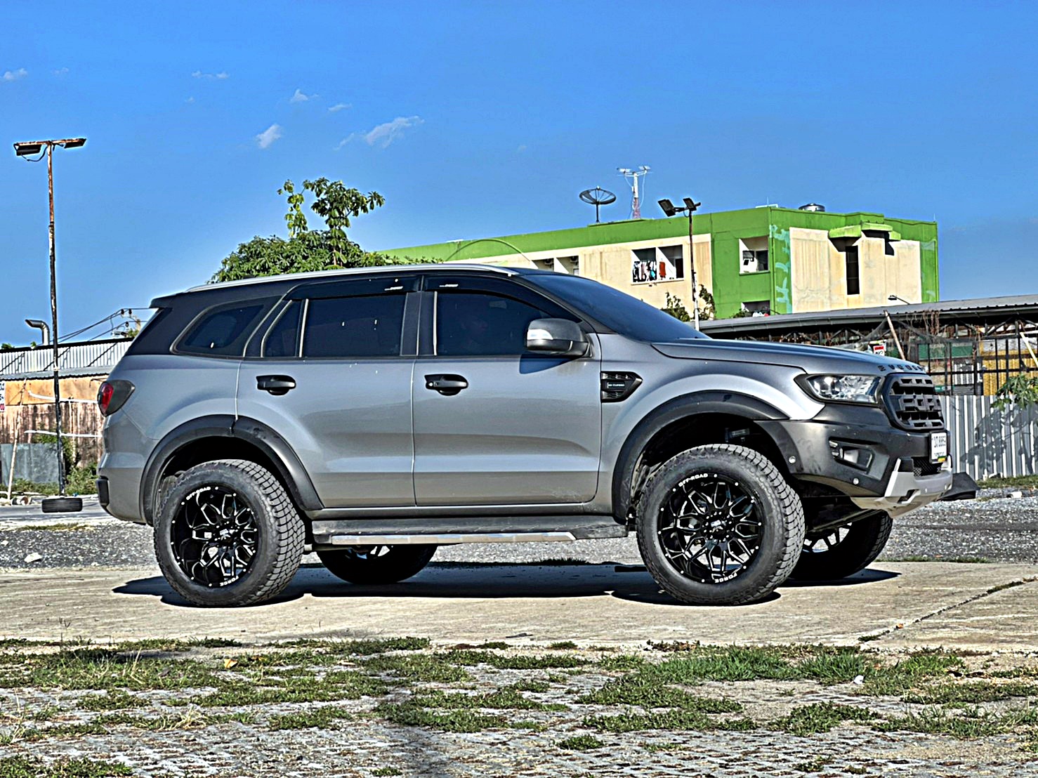FORD EVEREST ทรงเมกา ล้อ FORCE ที่ STEP9