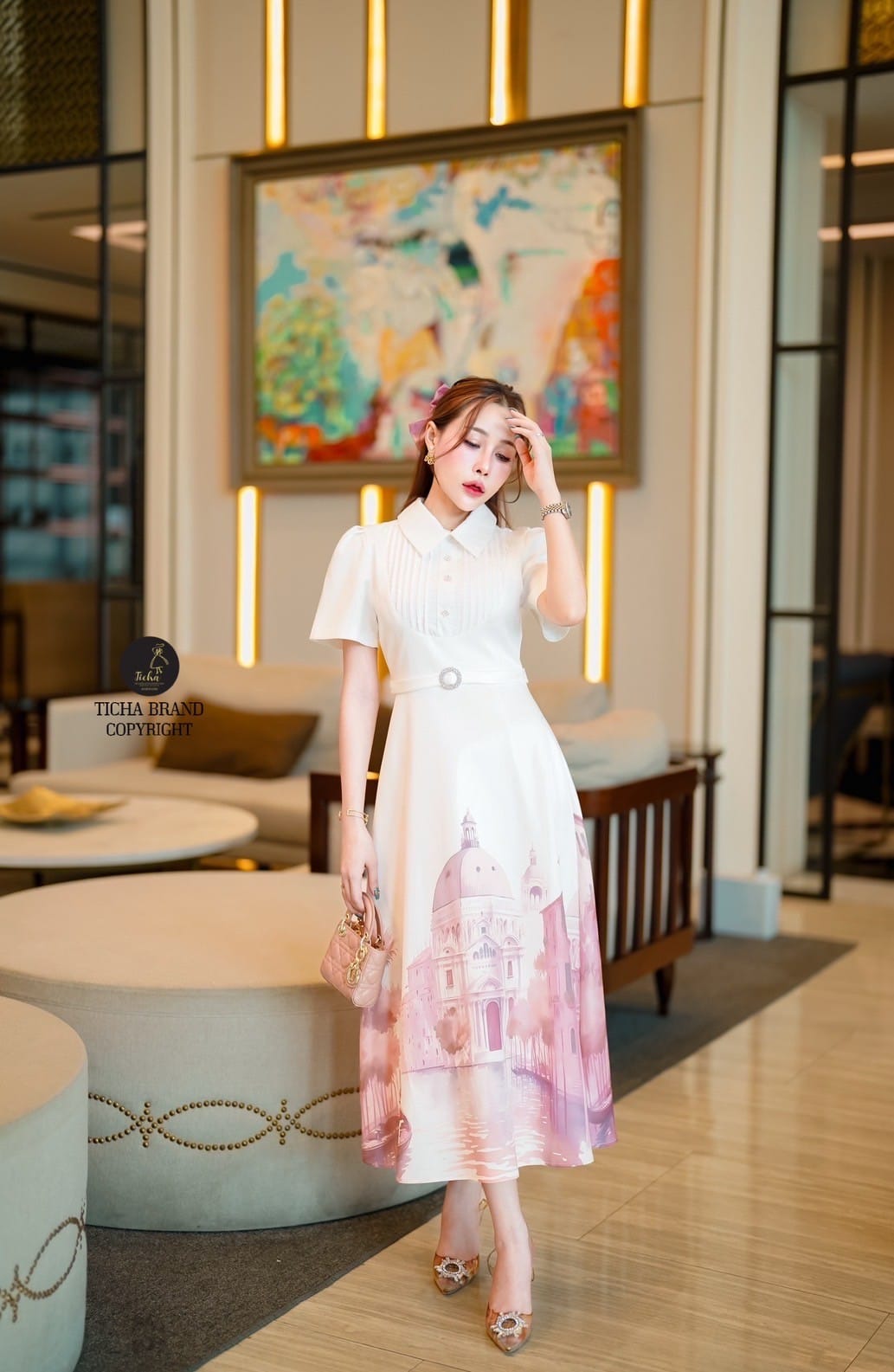 เดรสออกงาน เดรสใส่ชิว เดรสคอปกแขนสั้นอกดีเทลเย็บตีเกร็ดและเย็บติดอะไหล่ดอกไม้ ช่วงเอวสายคาดติดเพชรให้ดูเหมือนเข็มขัดดูเด่นสวย