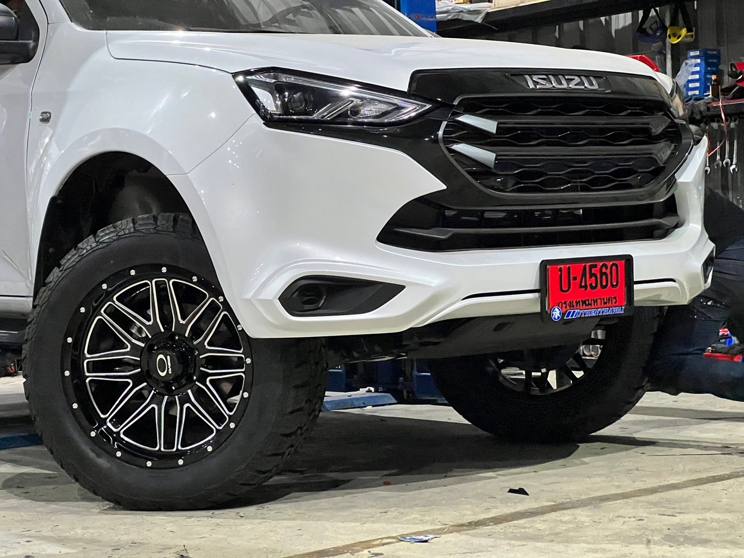 ISUZU MU-X แต่งทรงเมกาที่ STEP9