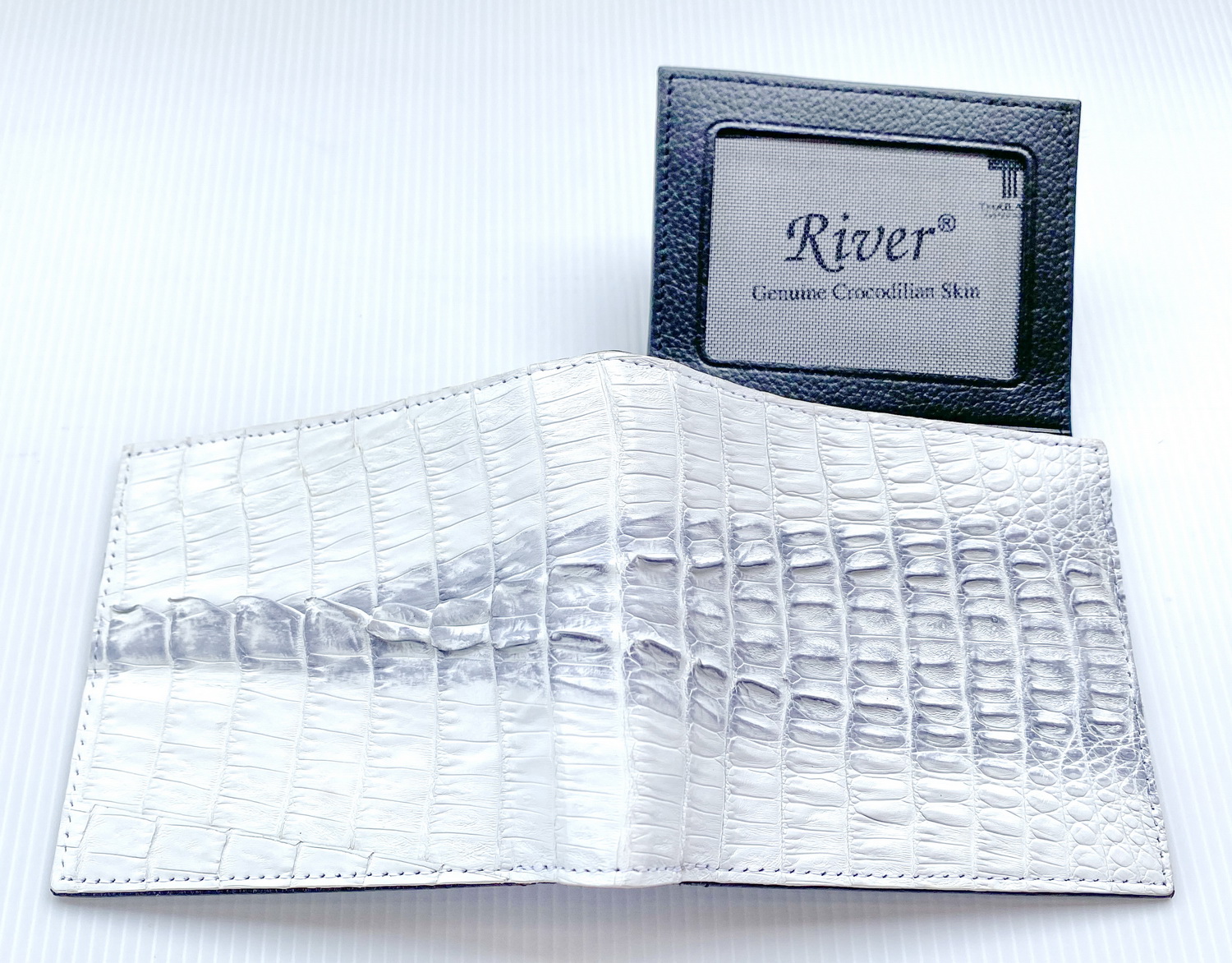 กระเป๋าสตางค์หนังจระเข้แท้ ส่วนหาง สีขาว