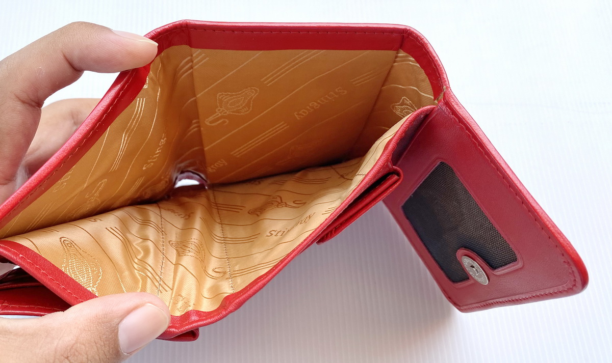 กระเป๋าสตางค์หนังปลากระเบนแท้ 3พับสั้น สีแดง